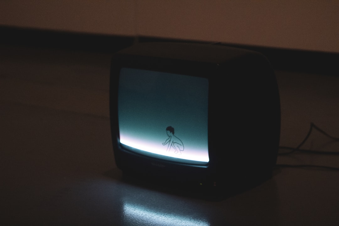 CRT-scherm met test-cartridge — gloeiende RGB-output op 240p